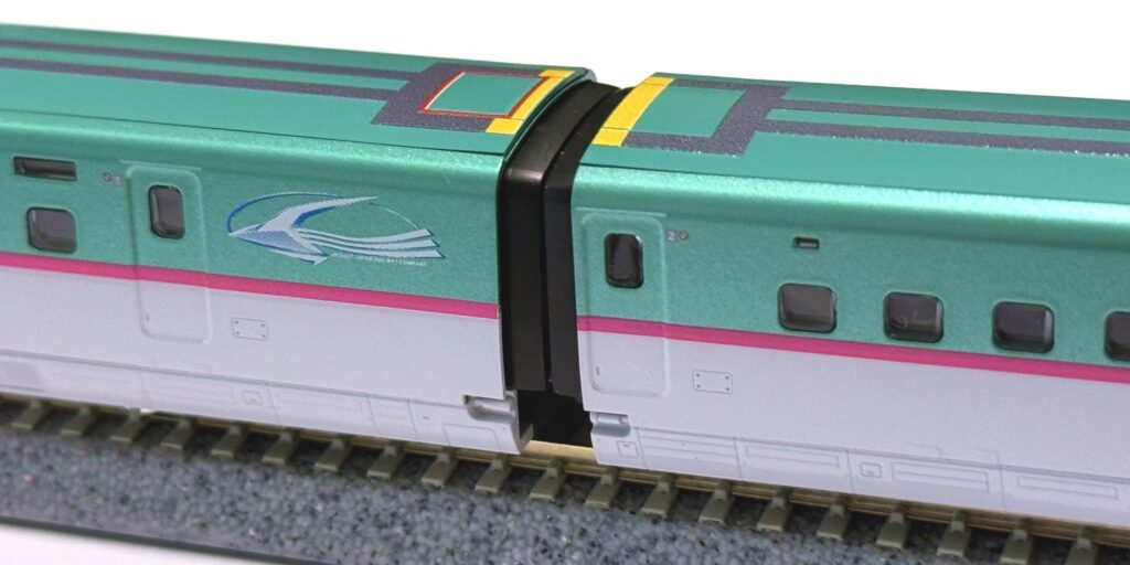 車両間のすき間を無くすような構造になっているのもTOMIXの特徴