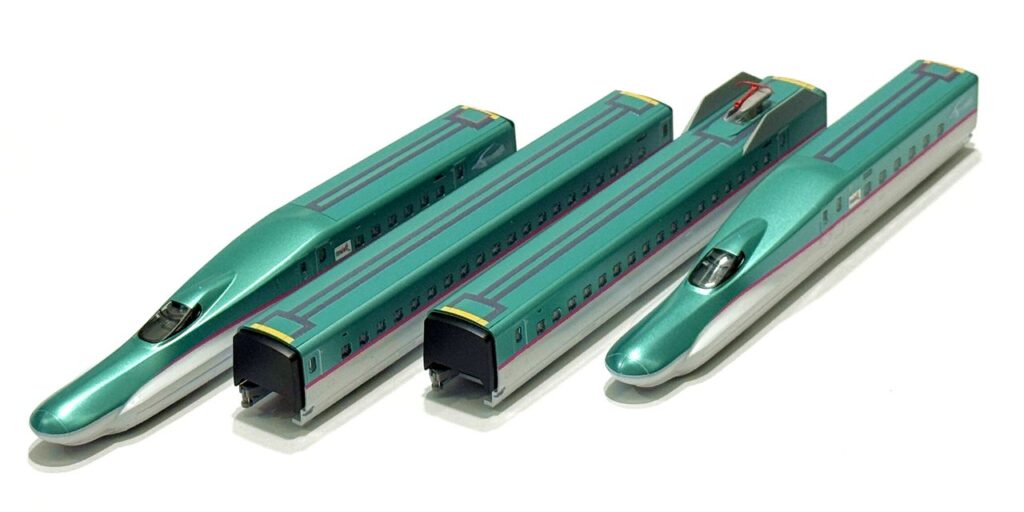 The TOMIX N-scale Starter Set for the E5 Series “Hayabusa” includes 4 cars.