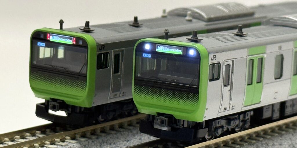 KATO E235系山手線具備可亮的前燈與尾燈,車頭的目的地顯示也與實車完全相同。