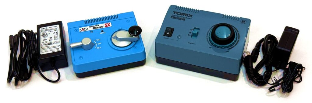 Nゲージで使われる一般的なコントローラー（左：カトー製 パワーパック、右：トミックス製 パワーユニット）