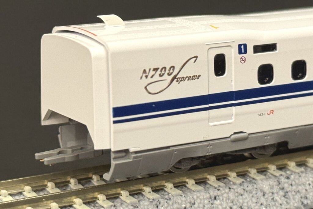 TOMIX N700S東海道・山陽新幹線 連結部と車体側面のロゴ