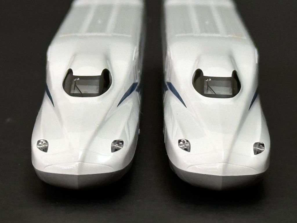 KATO N700S 車体傾斜機構(向かって右側の車両が傾斜)